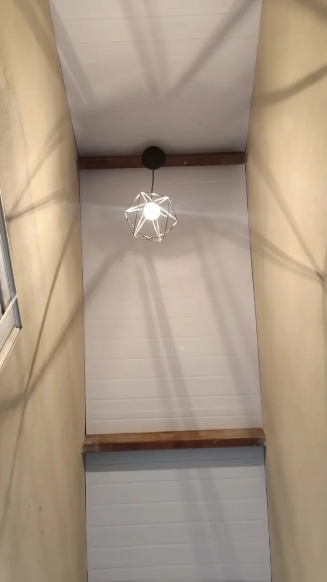 Uma transformação que você encontra somente aqui, na Forro Silva! ✨  Forro PVC branco frisado, com acabamento impecável e cuidado em cada detalhe.