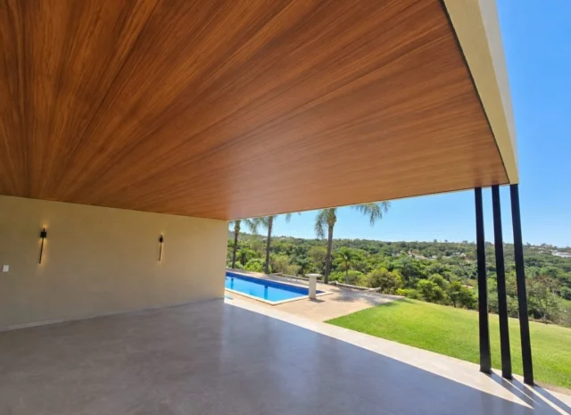 Teto Vinílico Jacarandá 🌿✨  Elegância, aconchego e sofisticação em cada detalhe. Um acabamento que transforma o ambiente e valoriza o projeto.