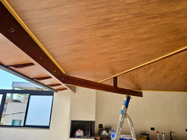 Teto vinílico Freijó: beleza, sofisticação e acabamento impecável para transformar qualquer ambiente. 🤩✨