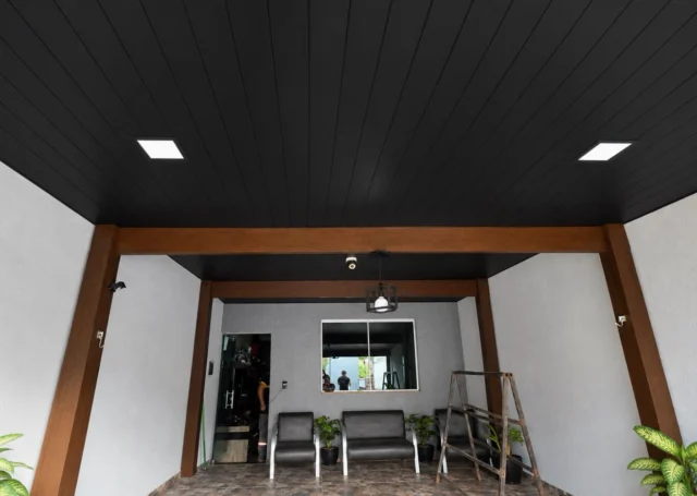 FORRO PVC PRETO ✨  Elegância e sofisticação que seu ambiente merece!  Projetos 100% reais, com acabamento de qualidade e transformação de verdade.